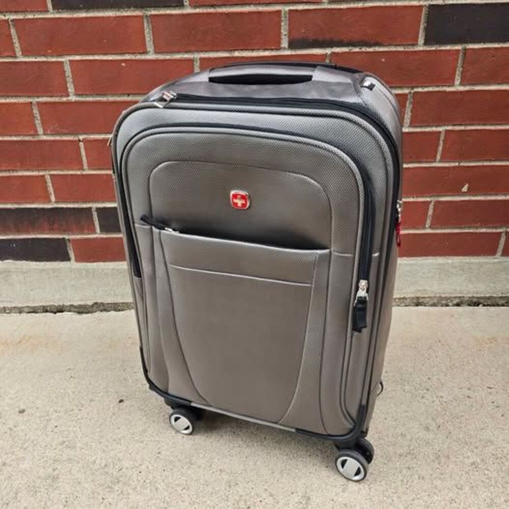 19" SwissGear Silver Carry On Suitcase Bag Spinner 360 EUC